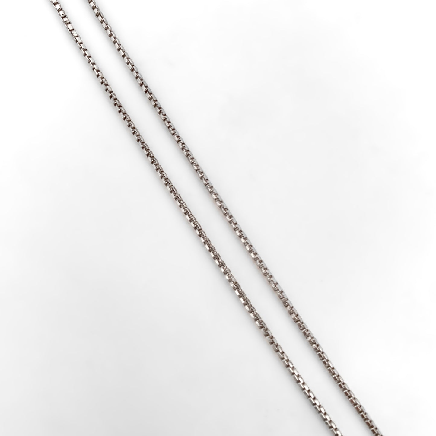 Collar con cadena tipo veneciana en oro blanco de 18kt con un solitario de brillante engastado en 4 grapas. Pieza certificada y envío gratuito.