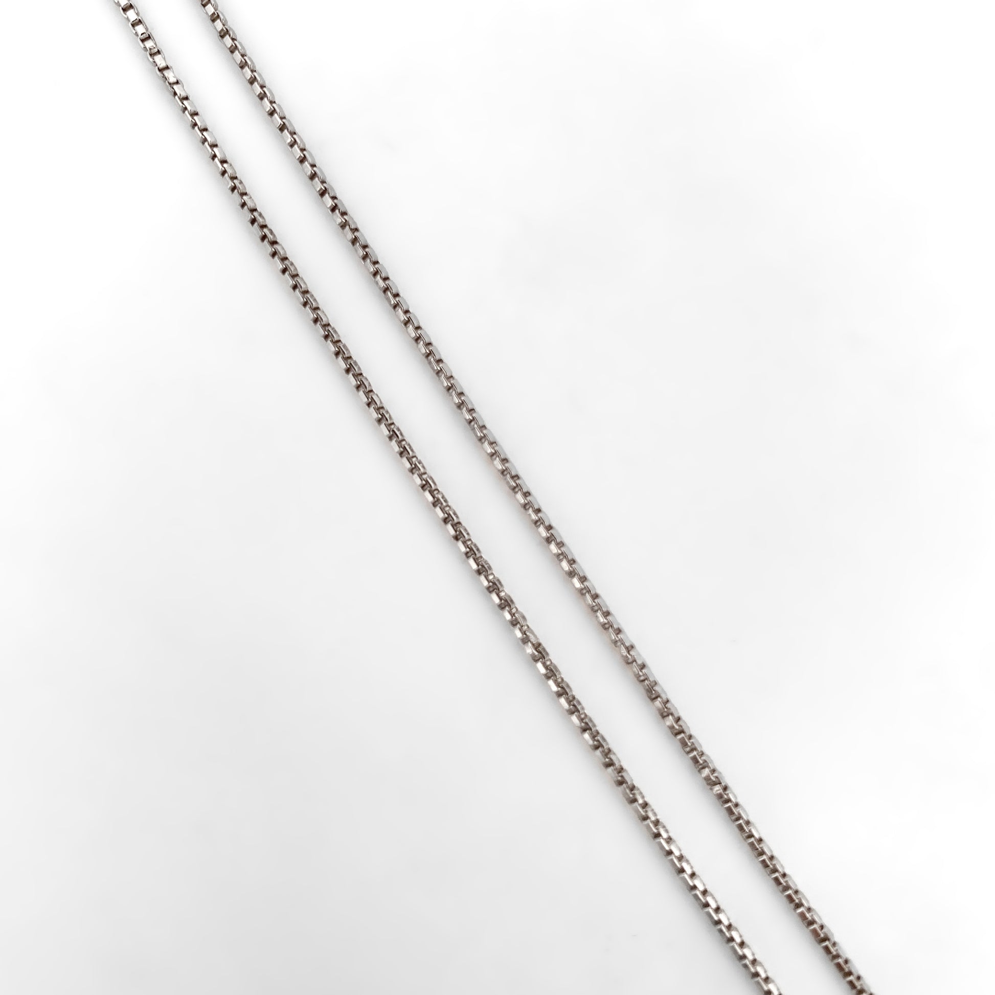 Collar con cadena tipo veneciana en oro blanco de 18kt con un solitario de brillante engastado en 4 grapas. Pieza certificada y envío gratuito.