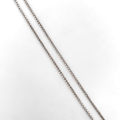 Collar con cadena tipo veneciana en oro blanco de 18kt con un solitario de brillante engastado en 4 grapas. Pieza certificada y envío gratuito.