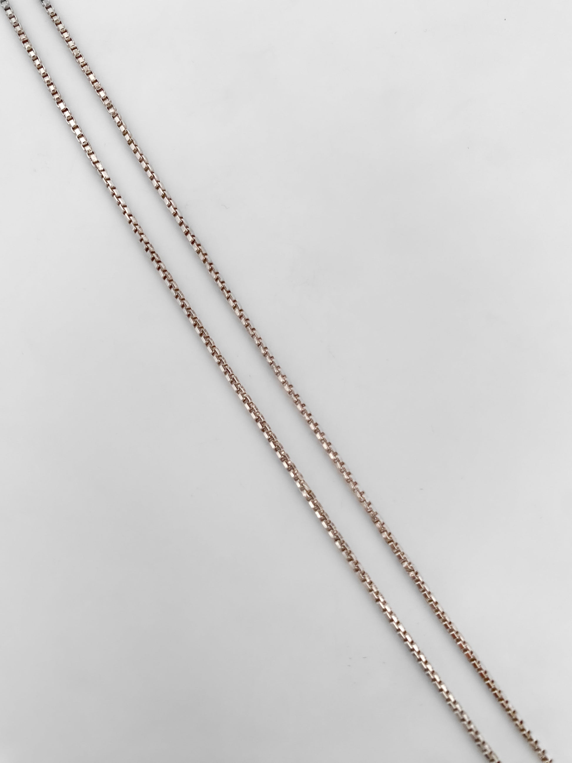 Collar con cadena tipo veneciana en oro blanco de 18kt con un solitario de brillante engastado en 4 grapas. La cadena mide 42cm. Gargantillas de oro blanco baratas