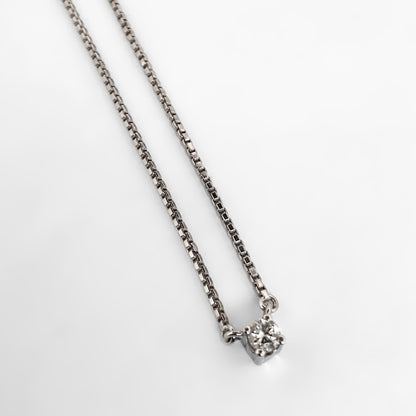 Collar con cadena tipo veneciana en oro blanco de 18kt con un solitario de brillante engastado en 4 grapas. Pieza certificada y envío gratuito.