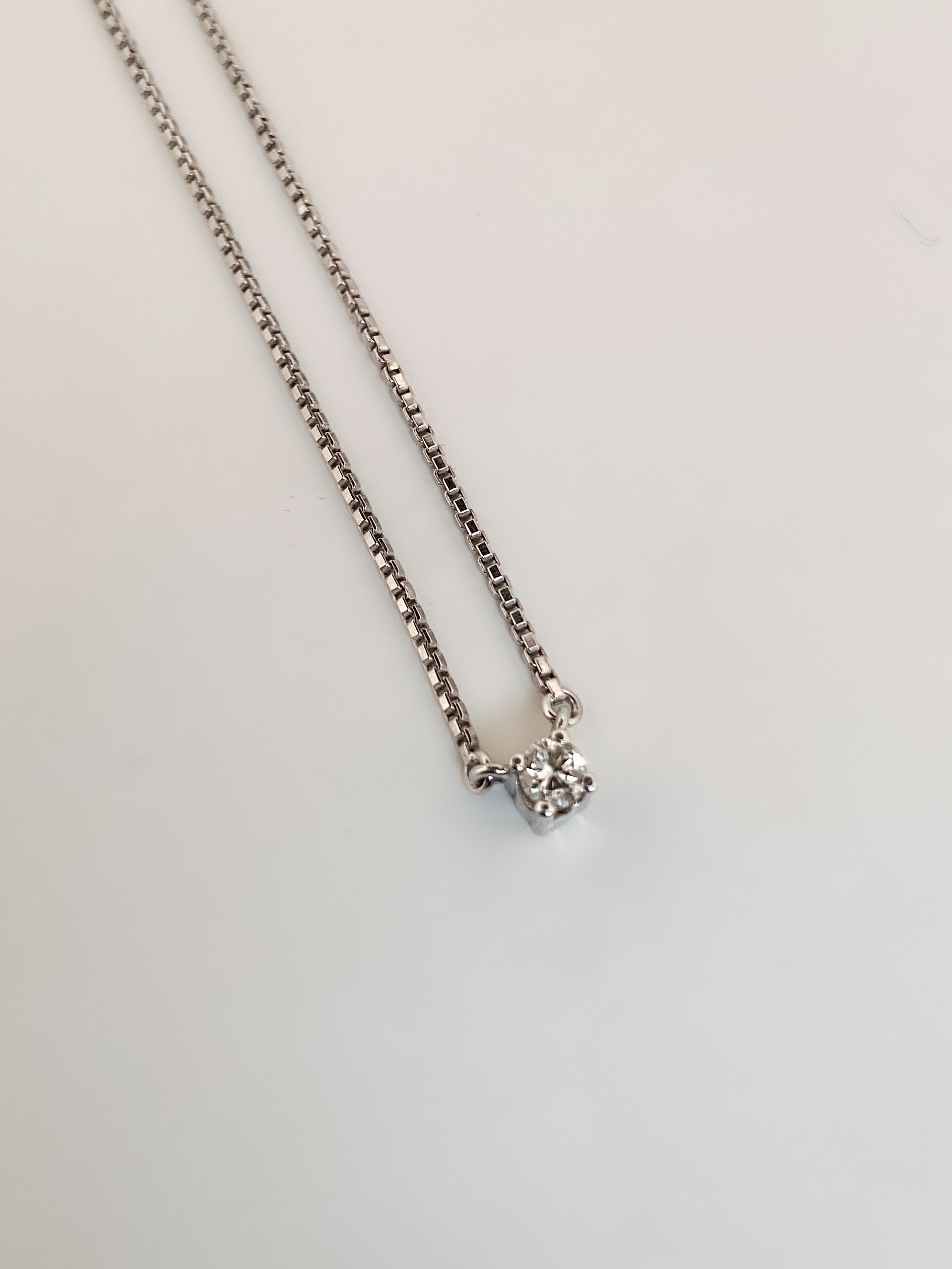 Collar con cadena tipo veneciana en oro blanco de 18kt con un solitario de brillante engastado en 4 grapas. La cadena mide 42cm. Gargantillas de oro blanco baratas