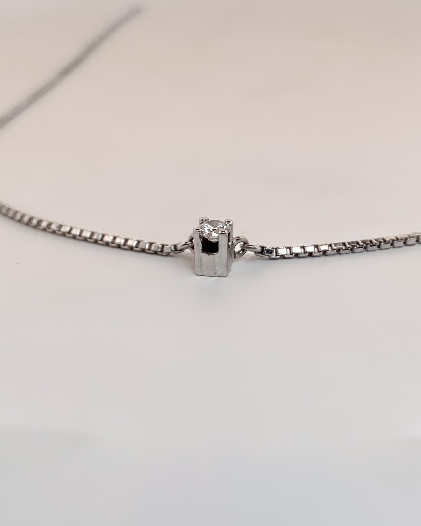 Collar con cadena tipo veneciana en oro blanco de 18kt con un solitario de brillante engastado en 4 grapas. La cadena mide 42cm. Gargantillas de oro blanco baratas