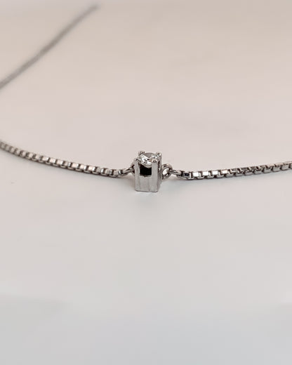 Collar con cadena tipo veneciana en oro blanco de 18kt con un solitario de brillante engastado en 4 grapas. La cadena mide 42cm. Gargantillas de oro blanco baratas