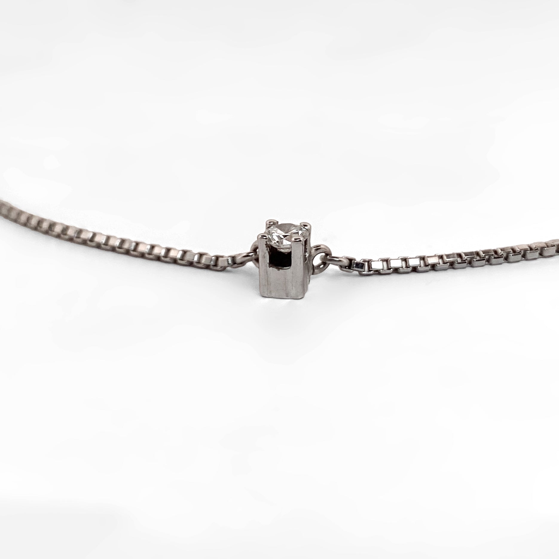 Collar con cadena tipo veneciana en oro blanco de 18kt con un solitario de brillante engastado en 4 grapas. Pieza certificada y envío gratuito.