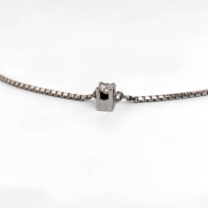 Collar con cadena tipo veneciana en oro blanco de 18kt con un solitario de brillante engastado en 4 grapas. Pieza certificada y envío gratuito.
