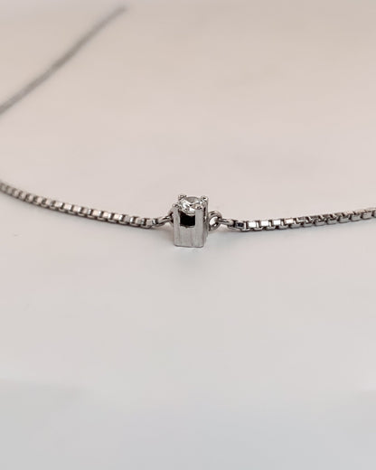 Collar con cadena tipo veneciana en oro blanco de 18kt con un solitario de brillante engastado en 4 grapas. La cadena mide 42cm. Gargantillas de oro blanco baratas