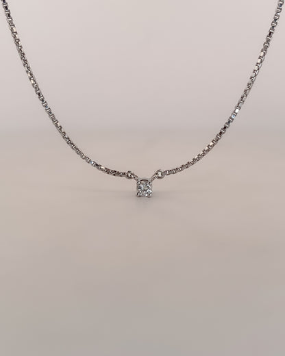 Collar con cadena tipo veneciana en oro blanco de 18kt con un solitario de brillante engastado en 4 grapas. La cadena mide 42cm. Gargantillas de oro blanco baratas