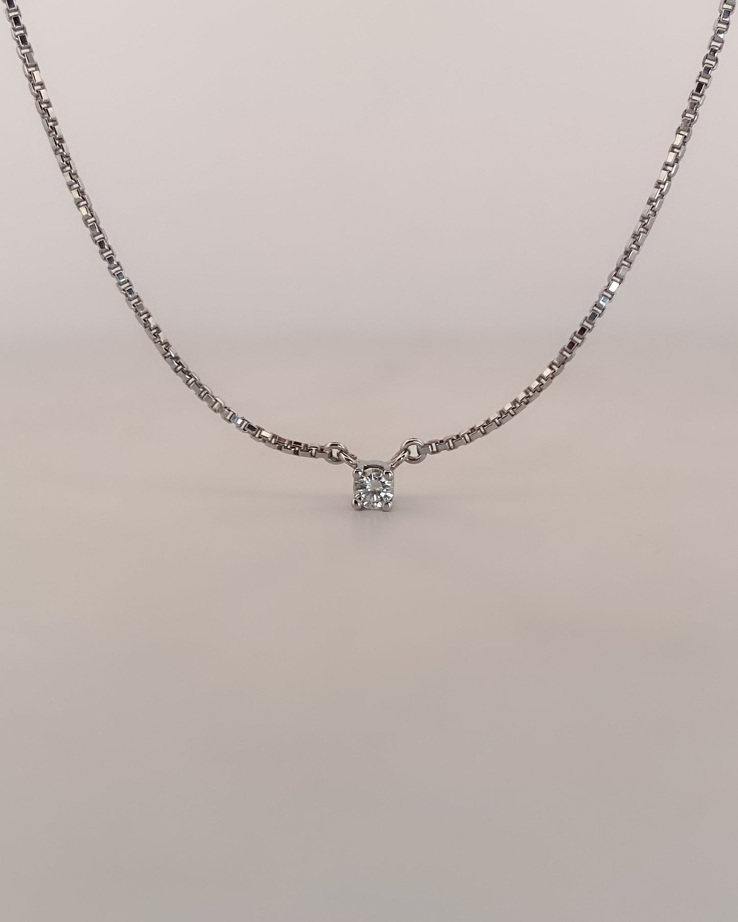 Collar con cadena tipo veneciana en oro blanco de 18kt con un solitario de brillante engastado en 4 grapas. La cadena mide 42cm. Gargantillas de oro blanco baratas