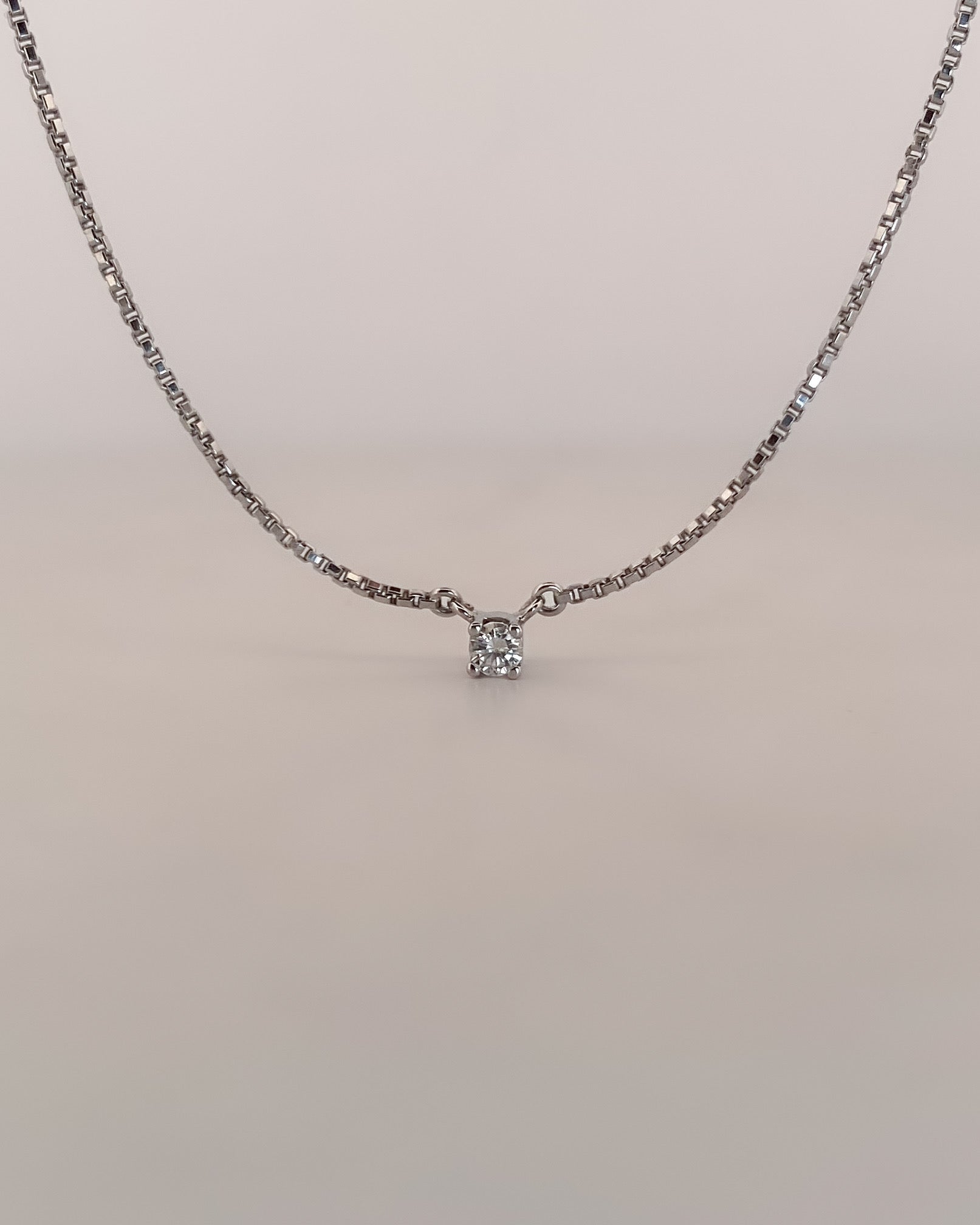 Collar con cadena tipo veneciana en oro blanco de 18kt con un solitario de brillante engastado en 4 grapas. La cadena mide 42cm. Gargantillas de oro blanco baratas