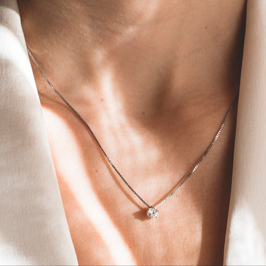 Collar con cadena tipo veneciana en oro blanco de 18kt con un solitario de brillante engastado en 4 grapas. Pieza certificada y envío gratuito.