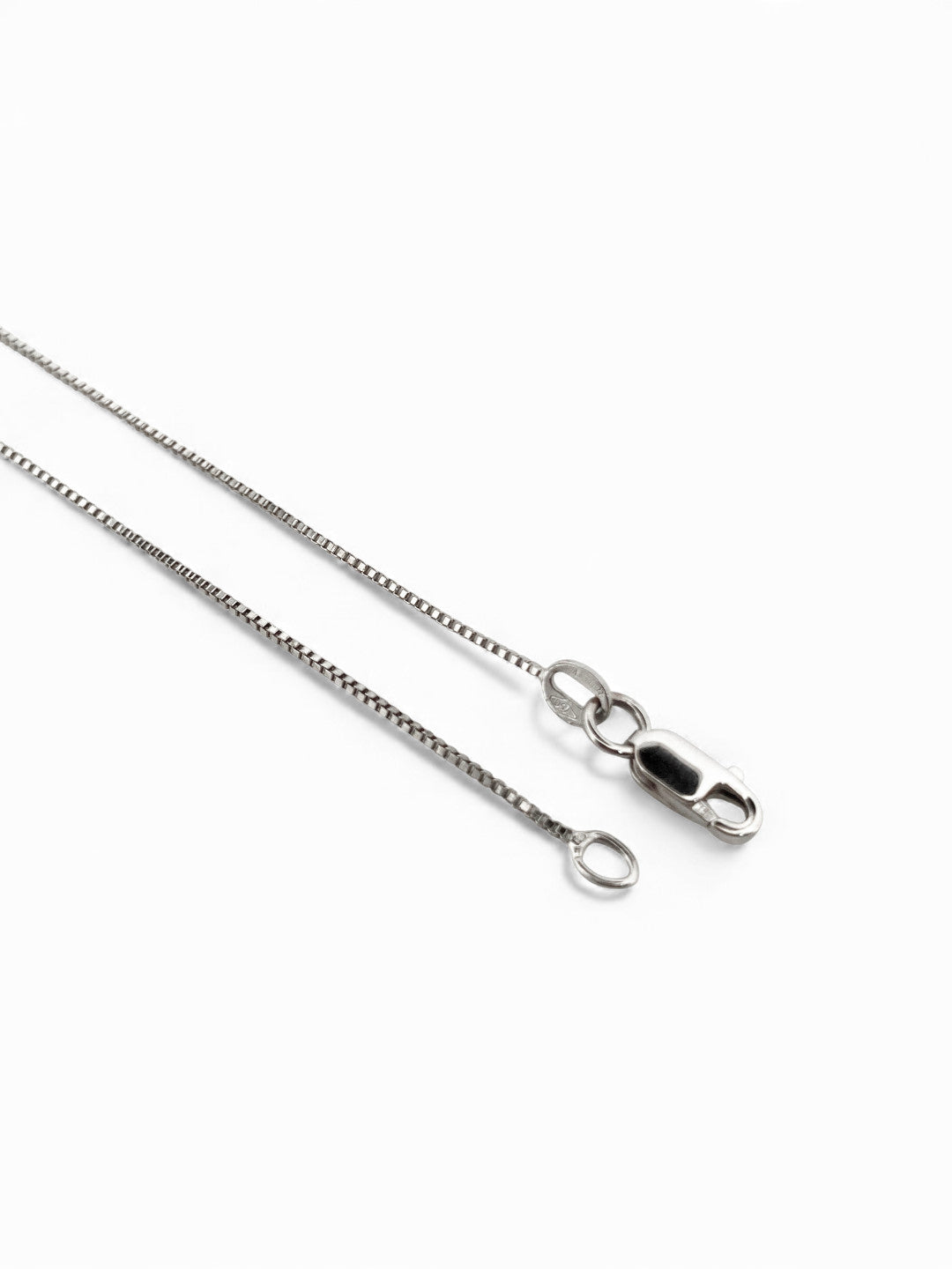 Cadena veneciana de oro blanco de 18kt con cierre y colgante de 4 flores de oro blanco con flor de diamantes. Collares 