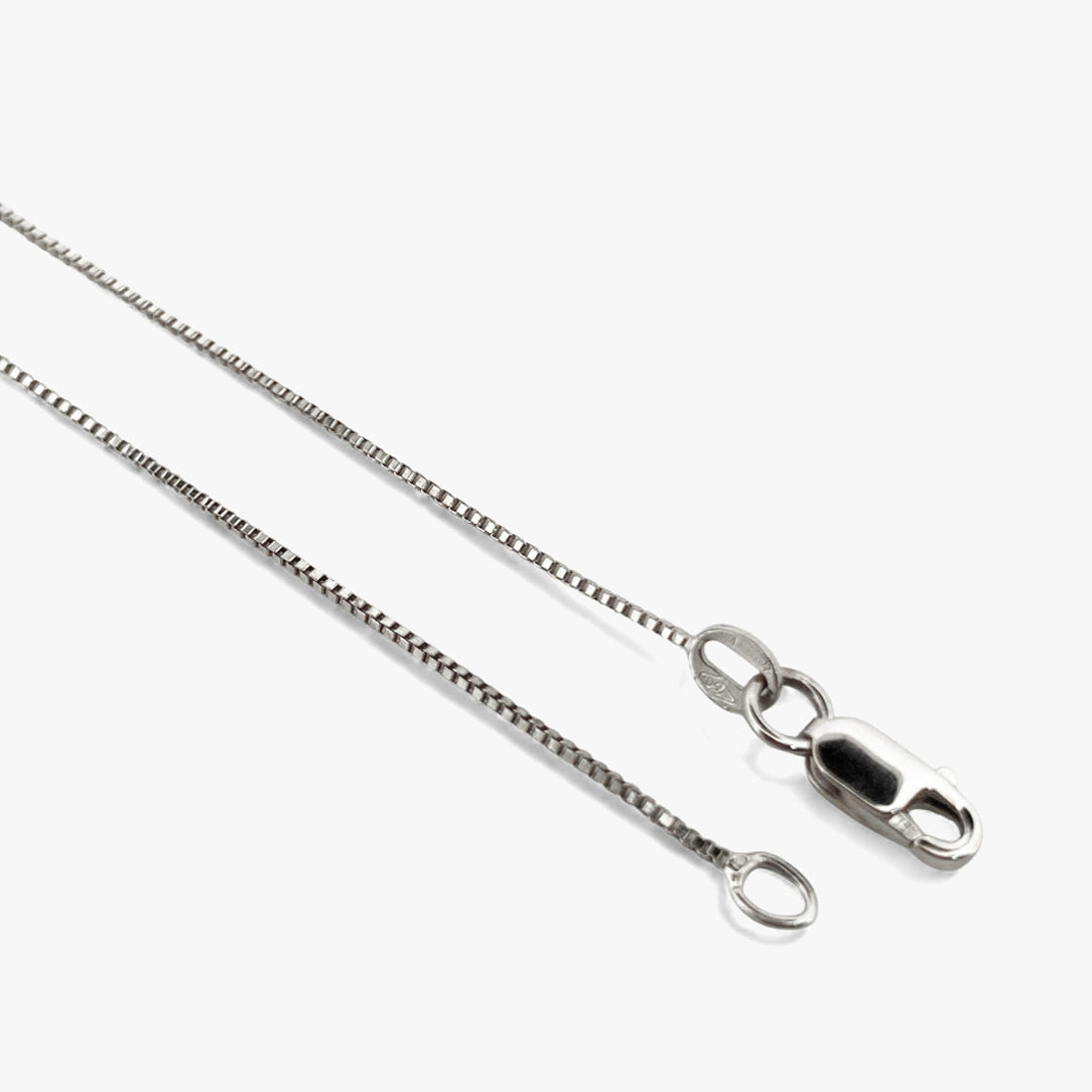 Cadena veneciana de oro blanco de 18kt con cierre y colgante de 4 flores de oro blanco con flor de diamantes. Pieza certificada y envío gratuito