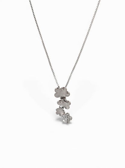 Cadena veneciana de oro blanco de 18kt con cierre y colgante de 4 flores de oro blanco con flor de diamantes. Collares 