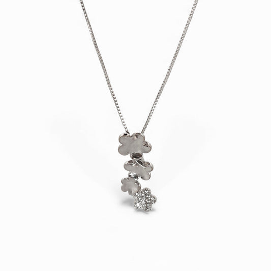 Cadena veneciana de oro blanco de 18kt con cierre y colgante de 4 flores de oro blanco con flor de diamantes. Collares