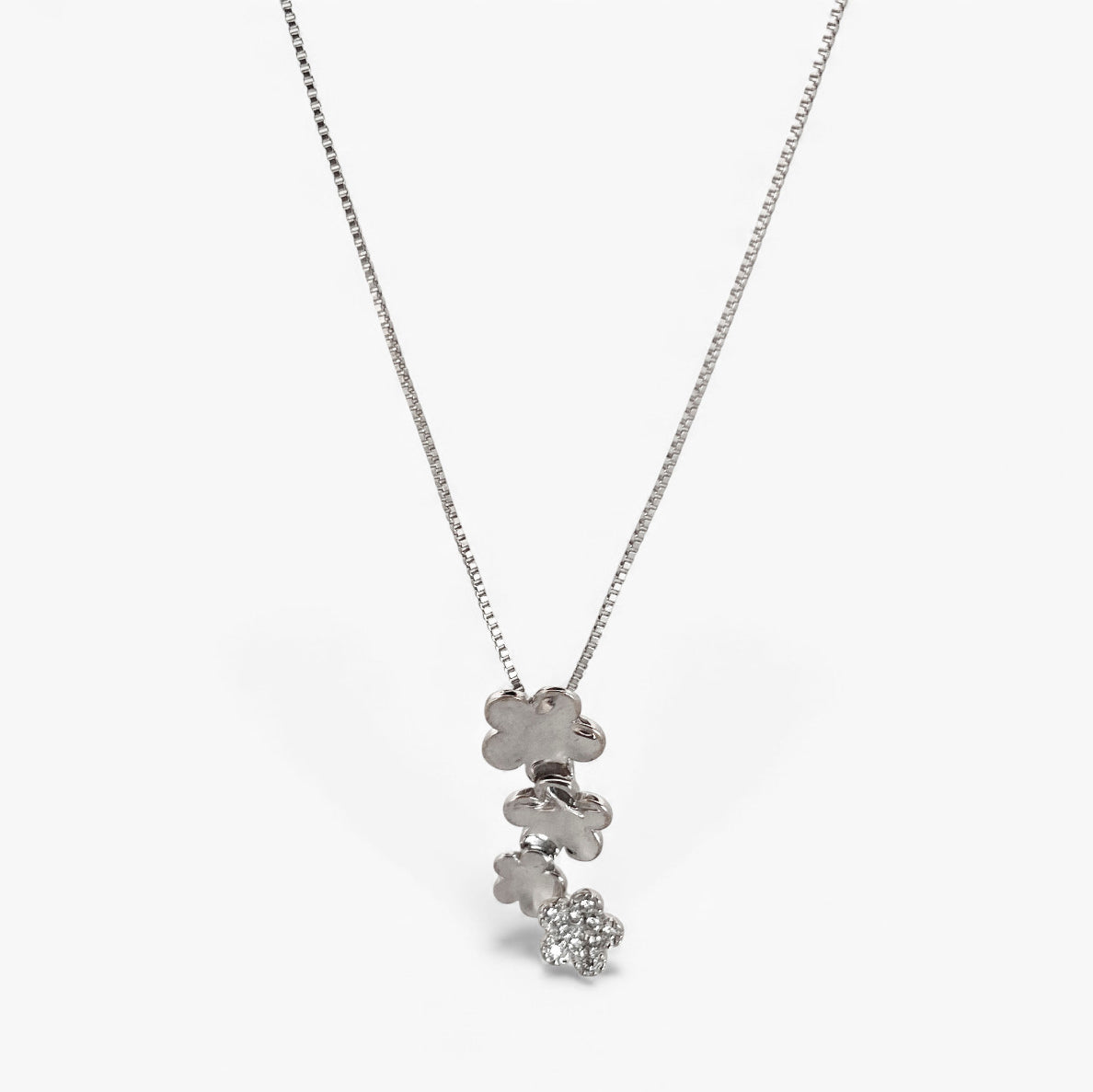 Cadena veneciana de oro blanco de 18kt con cierre y colgante de 4 flores de oro blanco con flor de diamantes. Pieza certificada y envío gratuito