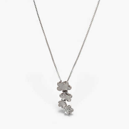 Cadena veneciana de oro blanco de 18kt con cierre y colgante de 4 flores de oro blanco con flor de diamantes. Pieza certificada y envío gratuito