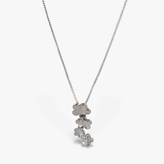 Cadena veneciana de oro blanco de 18kt con cierre y colgante de 4 flores de oro blanco con flor de diamantes. Pieza certificada y envío gratuito