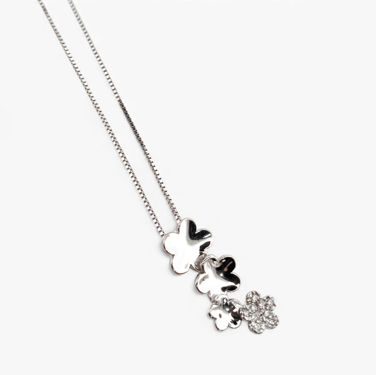 Cadena veneciana de oro blanco de 18kt con cierre y colgante de 4 flores de oro blanco con flor de diamantes. Pieza certificada y envío gratuito