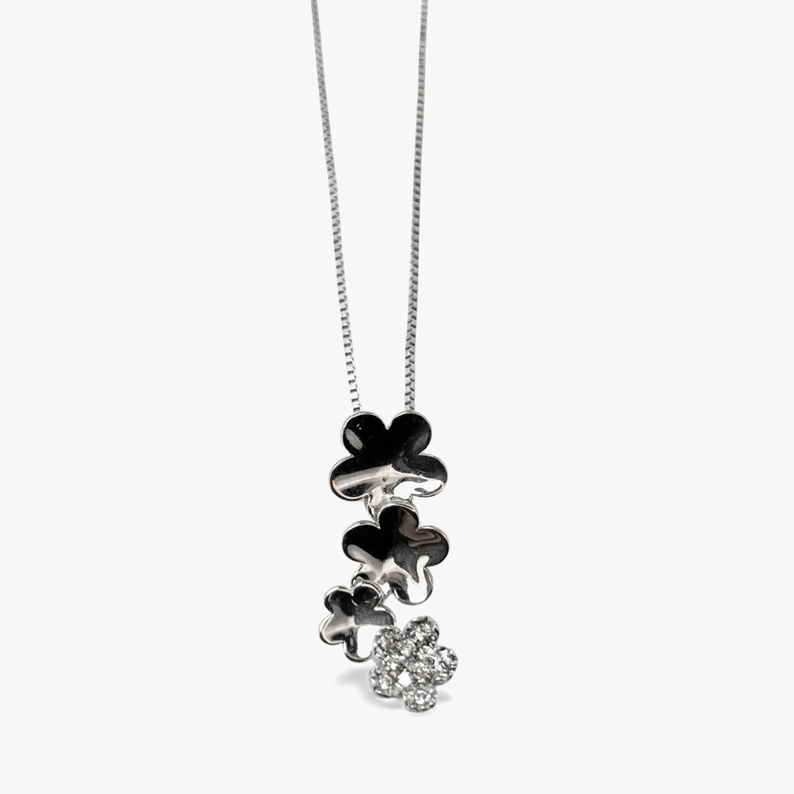 Cadena veneciana de oro blanco de 18kt con cierre y colgante de 4 flores de oro blanco con flor de diamantes. Pieza certificada y envío gratuito