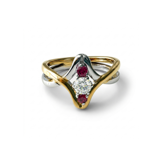 Comprar Sortija bicolor lisa de oro blanco y amarillo de 18kt con un diamante central y 1 rubí una abajo y otro arriba del diamante. Joyas segunda mano restauradas baratas en Barcelona. Envío gratis.