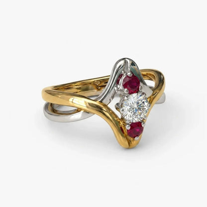 Comprar Sortija bicolor lisa de oro blanco y amarillo de 18kt con un diamante central y 1 rubí una abajo y otro arriba del diamante. Joyas segunda mano restauradas baratas en Barcelona. Envío gratis.