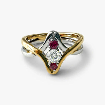 Comprar Sortija bicolor lisa de oro blanco y amarillo de 18kt con un diamante central y 1 rubí una abajo y otro arriba del diamante. Joyas segunda mano restauradas baratas en Barcelona. Envío gratis.