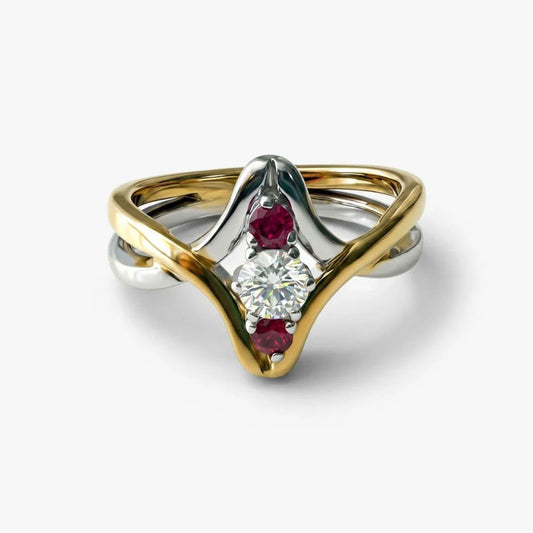 Comprar Sortija bicolor lisa de oro blanco y amarillo de 18kt con un diamante central y 1 rubí una abajo y otro arriba del diamante. Joyas segunda mano restauradas baratas en Barcelona. Envío gratis.