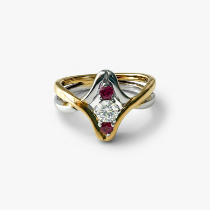 Comprar Sortija bicolor lisa de oro blanco y amarillo de 18kt con un diamante central y 1 rubí una abajo y otro arriba del diamante. Joyas segunda mano restauradas baratas en Barcelona. Envío gratis.