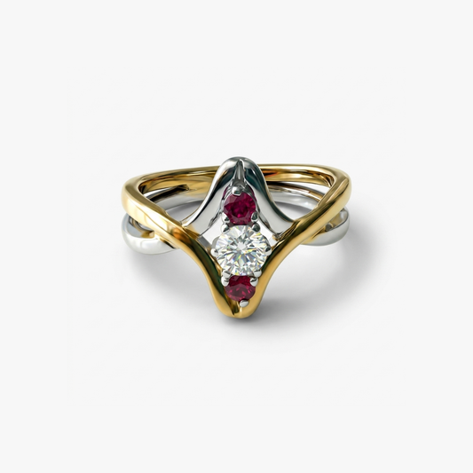 Comprar Sortija bicolor lisa de oro blanco y amarillo de 18kt con un diamante central y 1 rubí una abajo y otro arriba del diamante. Joyas segunda mano restauradas baratas en Barcelona. Envío gratis.