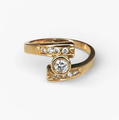 Comprar sortija realizada en oro amarillo de 18kt con 4 diamantes en la terminación de cada brazo, y 1 diamante central que une los dos brazos. Anillos de oro 18kt y diamantes baratos.