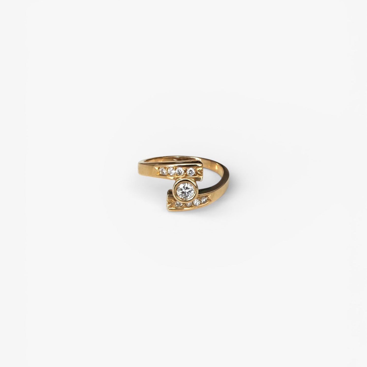 Comprar sortija realizada en oro amarillo de 18kt con 4 diamantes en la terminación de cada brazo, y 1 diamante central que une los dos brazos. Anillos de oro 18kt y diamantes baratos.