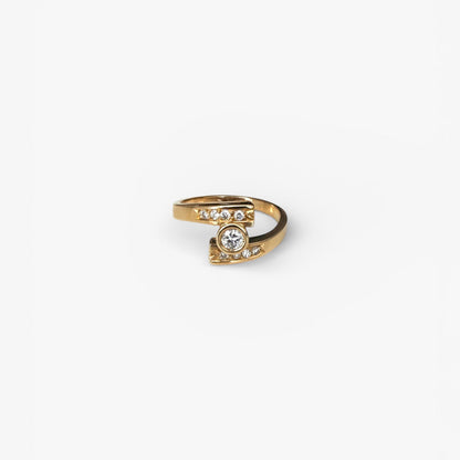 Comprar sortija realizada en oro amarillo de 18kt con 4 diamantes en la terminación de cada brazo, y 1 diamante central que une los dos brazos. Anillos de oro 18kt y diamantes baratos.