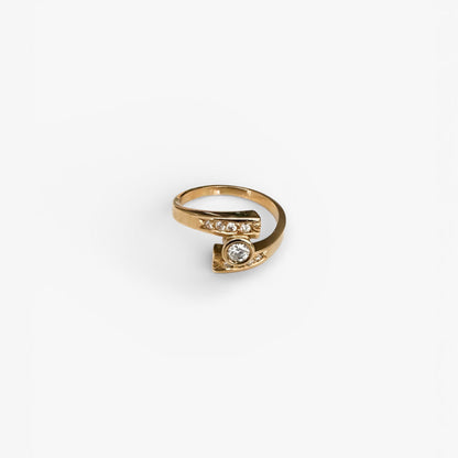 Comprar sortija realizada en oro amarillo de 18kt con 4 diamantes en la terminación de cada brazo, y 1 diamante central que une los dos brazos. Anillos de oro 18kt y diamantes baratos.