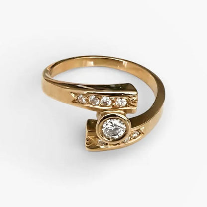 Comprar sortija realizada en oro amarillo de 18kt con 4 diamantes en la terminación de cada brazo, y 1 diamante central que une los dos brazos. Anillos de oro 18kt y diamantes baratos.