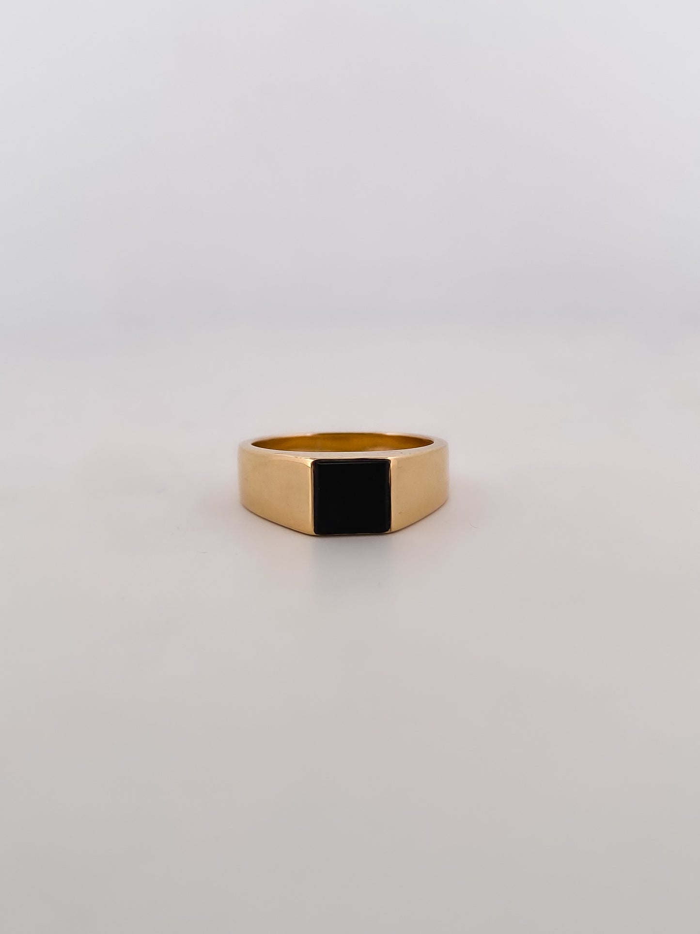 Comprar sortija de oro amarillo con un onix en la parte central. Envío gratis. Joyería Ian'Or.