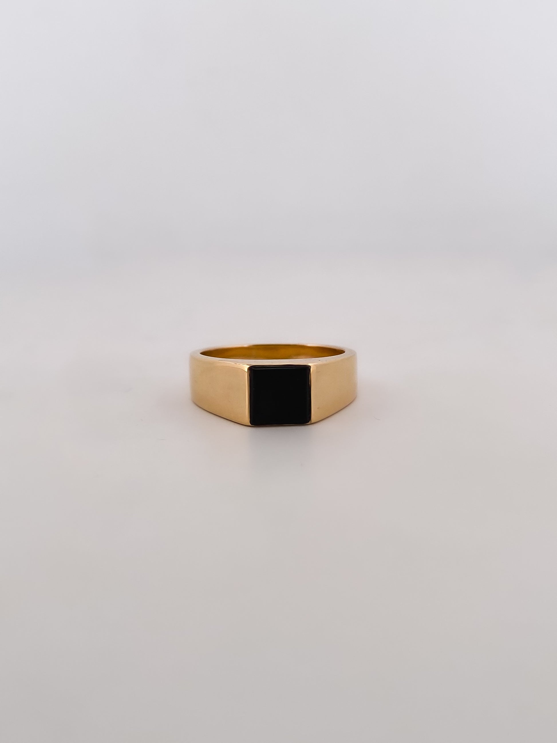 Comprar sortija de oro amarillo con un onix en la parte central. Envío gratis. Joyería Ian'Or.