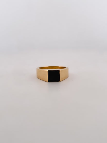 Comprar sortija de oro amarillo con un onix en la parte central. Envío gratis. Joyería Ian'Or.