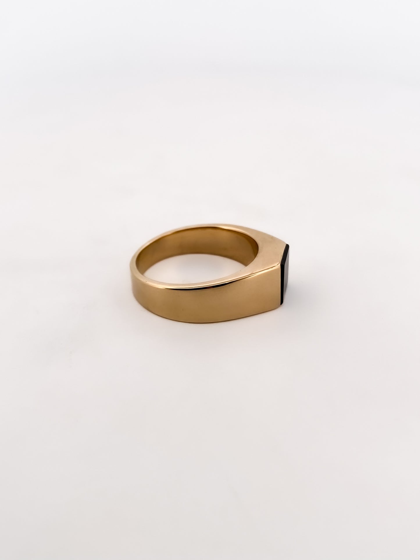 Comprar sortija de oro amarillo con un onix en la parte central. Envío gratis. Joyería Ian'Or.