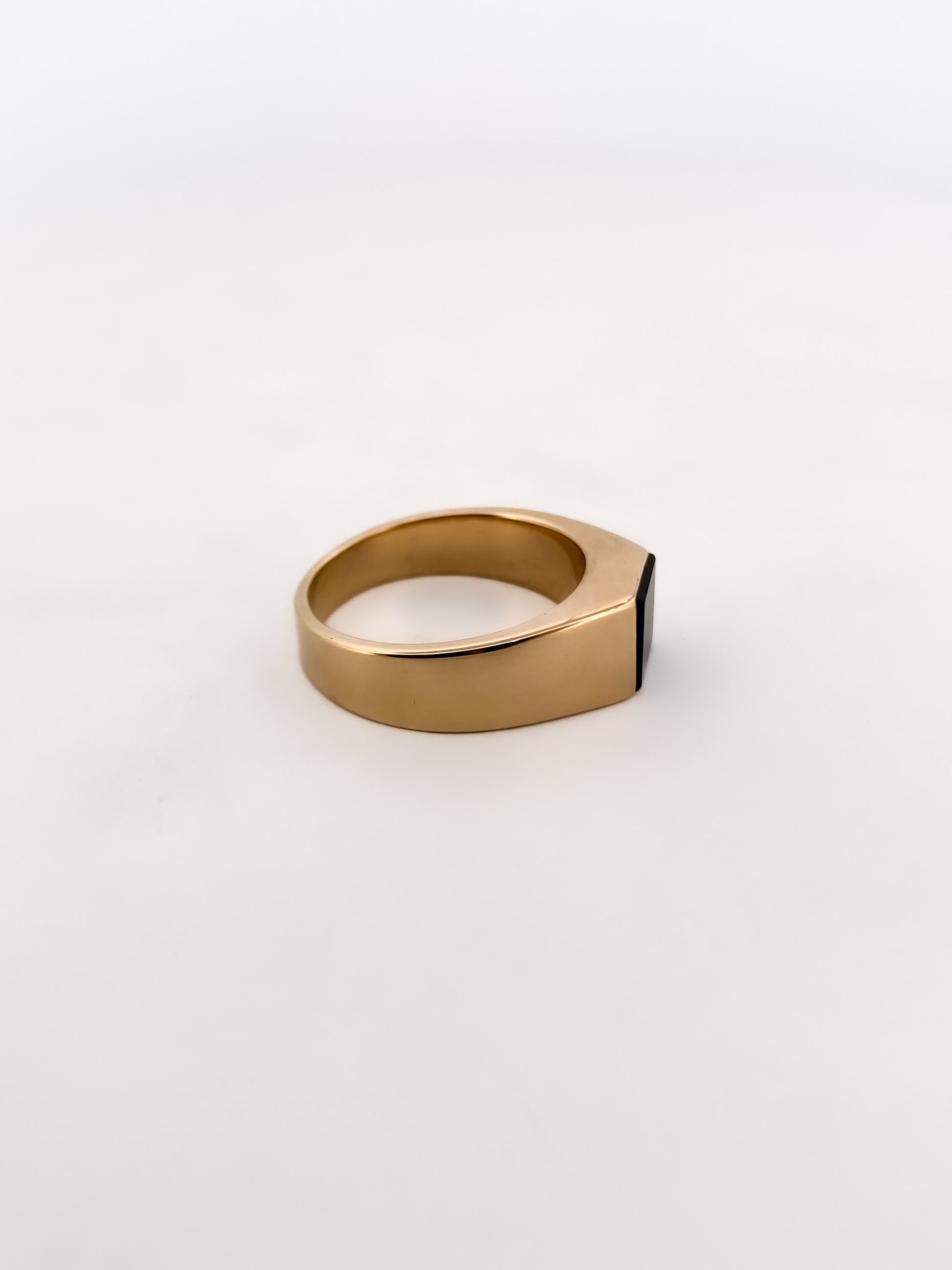 Comprar sortija de oro amarillo con un onix en la parte central. Envío gratis. Joyería Ian'Or.