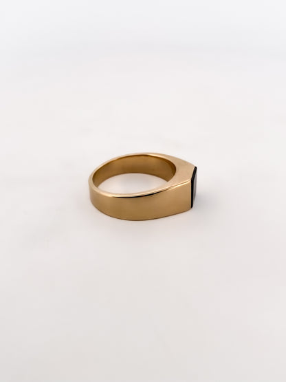 Comprar sortija de oro amarillo con un onix en la parte central. Envío gratis. Joyería Ian'Or.