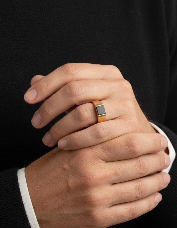 Comprar sortija de oro amarillo con un onix en la parte central. Envío gratis. Joyería Ian'Or.