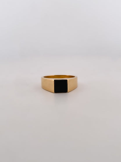 Comprar sortija de oro amarillo con un onix en la parte central. Envío gratis. Joyería Ian'Or.