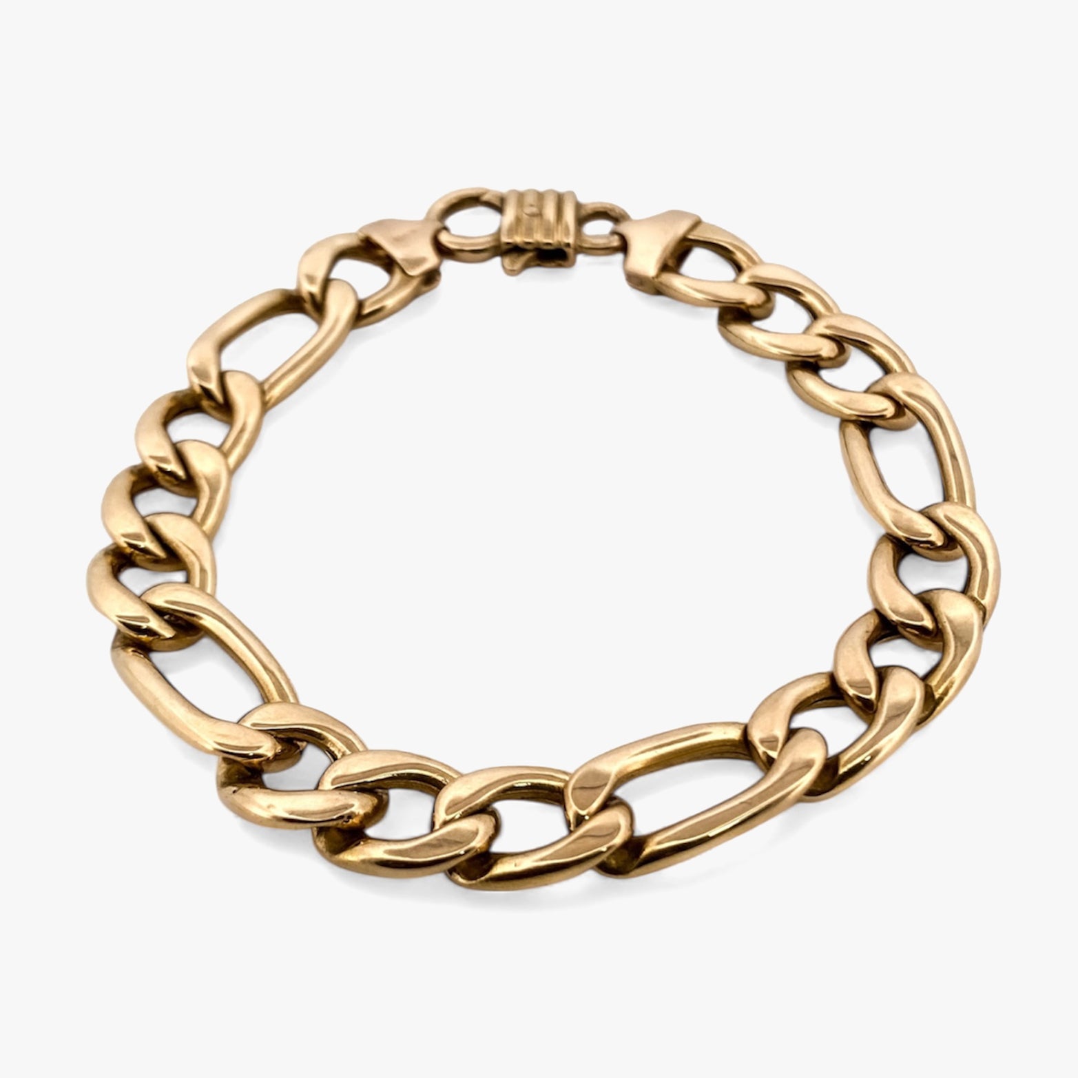 Pulsera oro amarillo de 18kt con cadena alterna barbada. La cadena mide 18cm y dispone de un cierre tipo mosquetón. Pulseras de oro 18kt al mejor precio.
