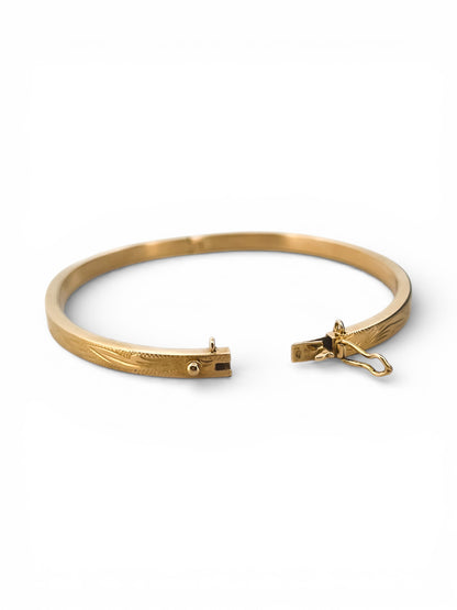 Comprar pulsera esclava de Oro amarillo de 18kt con detalles grabados. Esta preciosa pulsera rígida dispone de cierre de cajón. Esclavas de oro al mejor precio. Joyería Ian'Or.