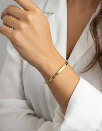 Comprar pulsera esclava de Oro amarillo de 18kt con detalles grabados. Esta preciosa pulsera rígida dispone de cierre de cajón. Esclavas de oro al mejor precio. Joyería Ian'Or.