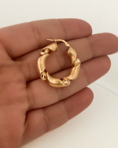 Comprar pendientes de aro tipo trenzado de oro amarillo de 18kt de 25mm de diámetro y cierre tipo criolla.Joyas de oro de 18kt. Pendientes baratos. Joyas restauradas.