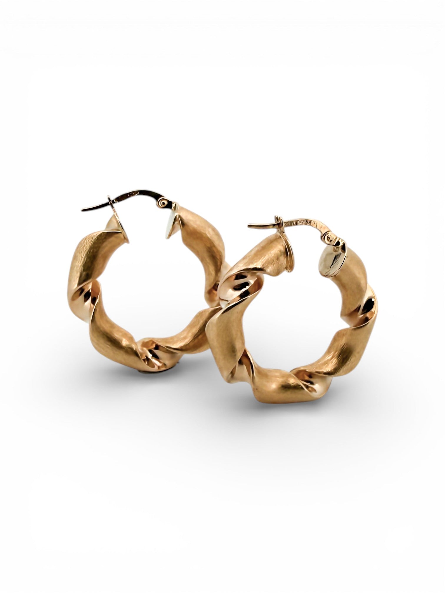 Comprar pendientes de aro tipo trenzado de oro amarillo de 18kt de 25mm de diámetro y cierre tipo criolla.Joyas de oro de 18kt. Pendientes baratos. Joyas restauradas.