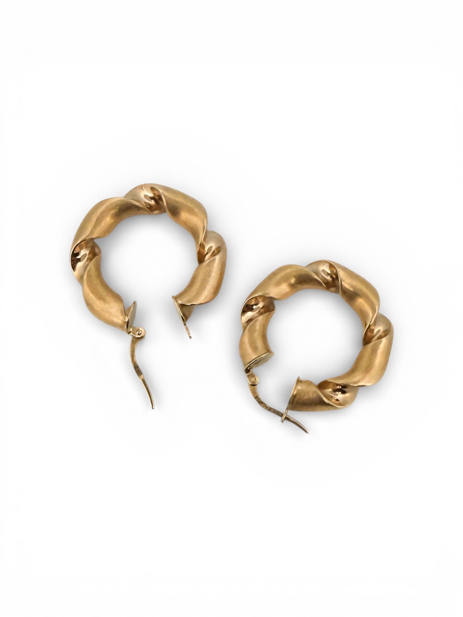 Comprar pendientes de aro tipo trenzado de oro amarillo de 18kt de 25mm de diámetro y cierre tipo criolla.Joyas de oro de 18kt. Pendientes baratos. Joyas restauradas.