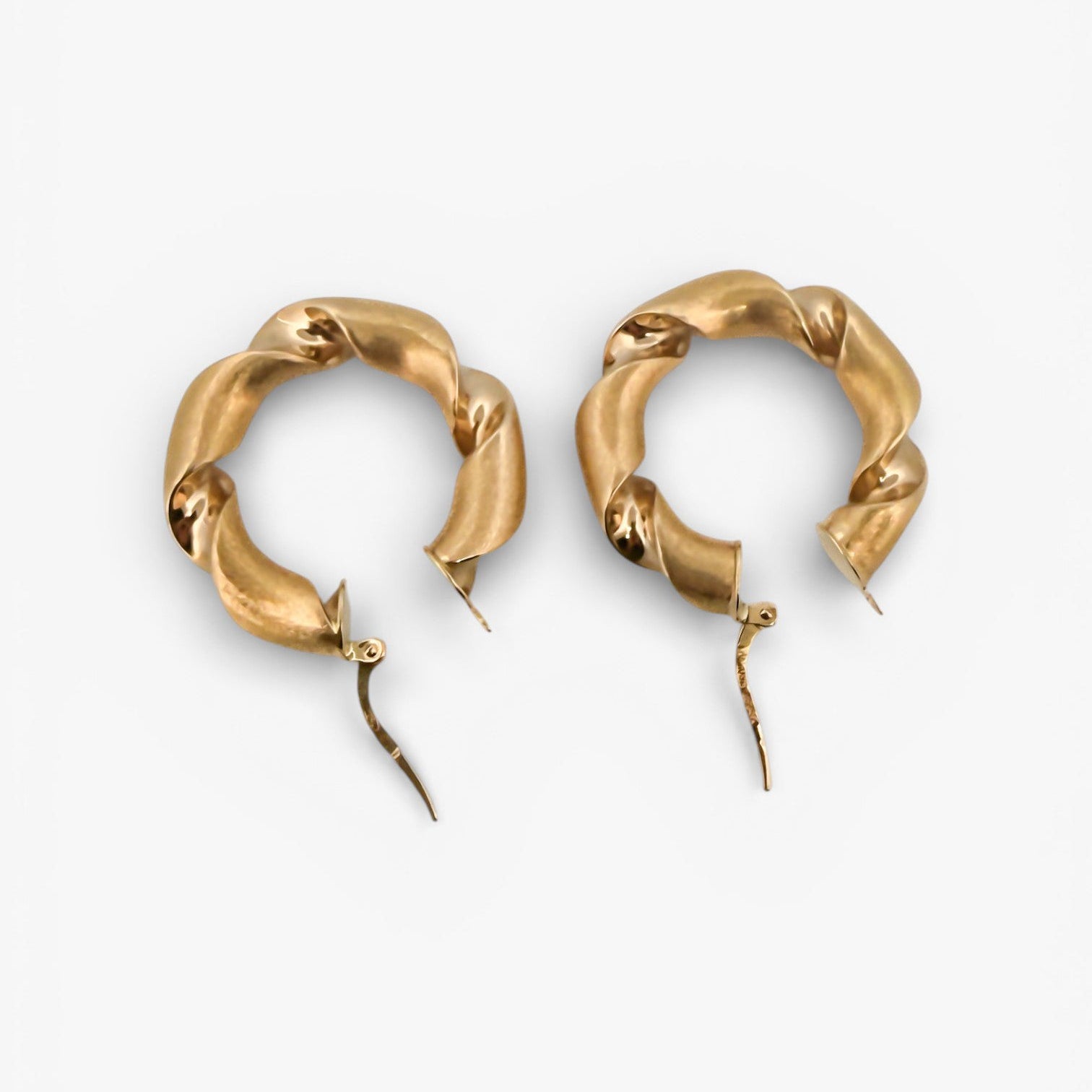 Comprar pendientes de aro tipo trenzado de oro amarillo de 18kt de 25mm de diámetro y cierre tipo criolla.Joyas de oro de 18kt. Pendientes baratos. Joyas restauradas.